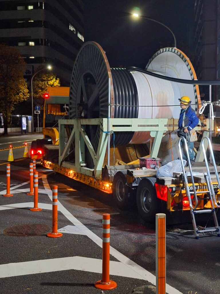 ケーブル引き入れ夜間作業