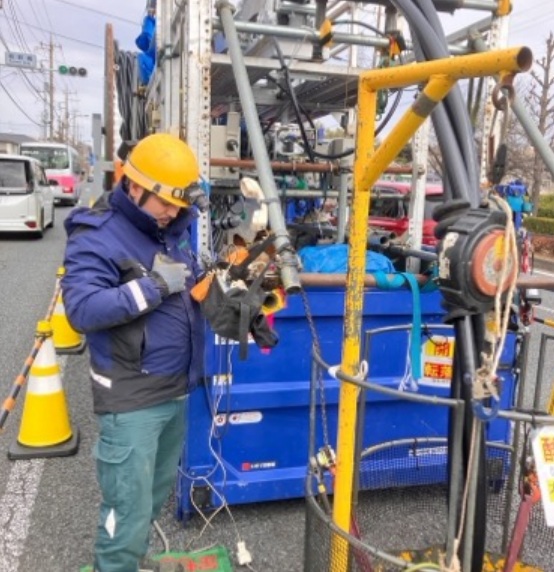 地下へのケーブル引き入れ作業